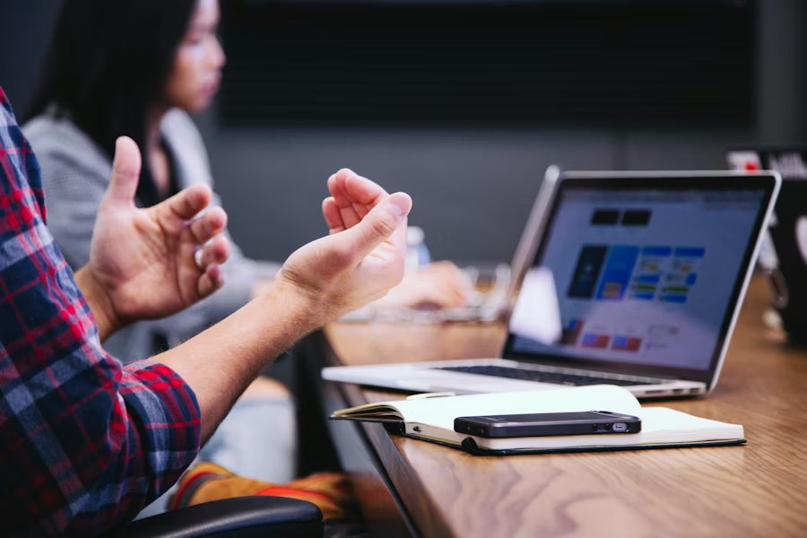Equipo revisando diagnóstico tecnológico y necesidades del cliente