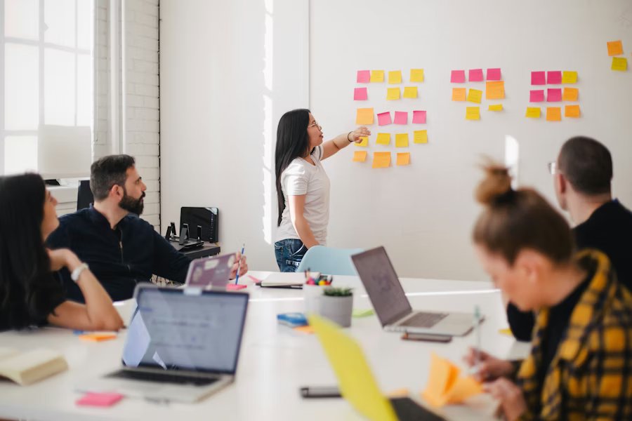 Equipo preparando una propuesta de solución tecnológica